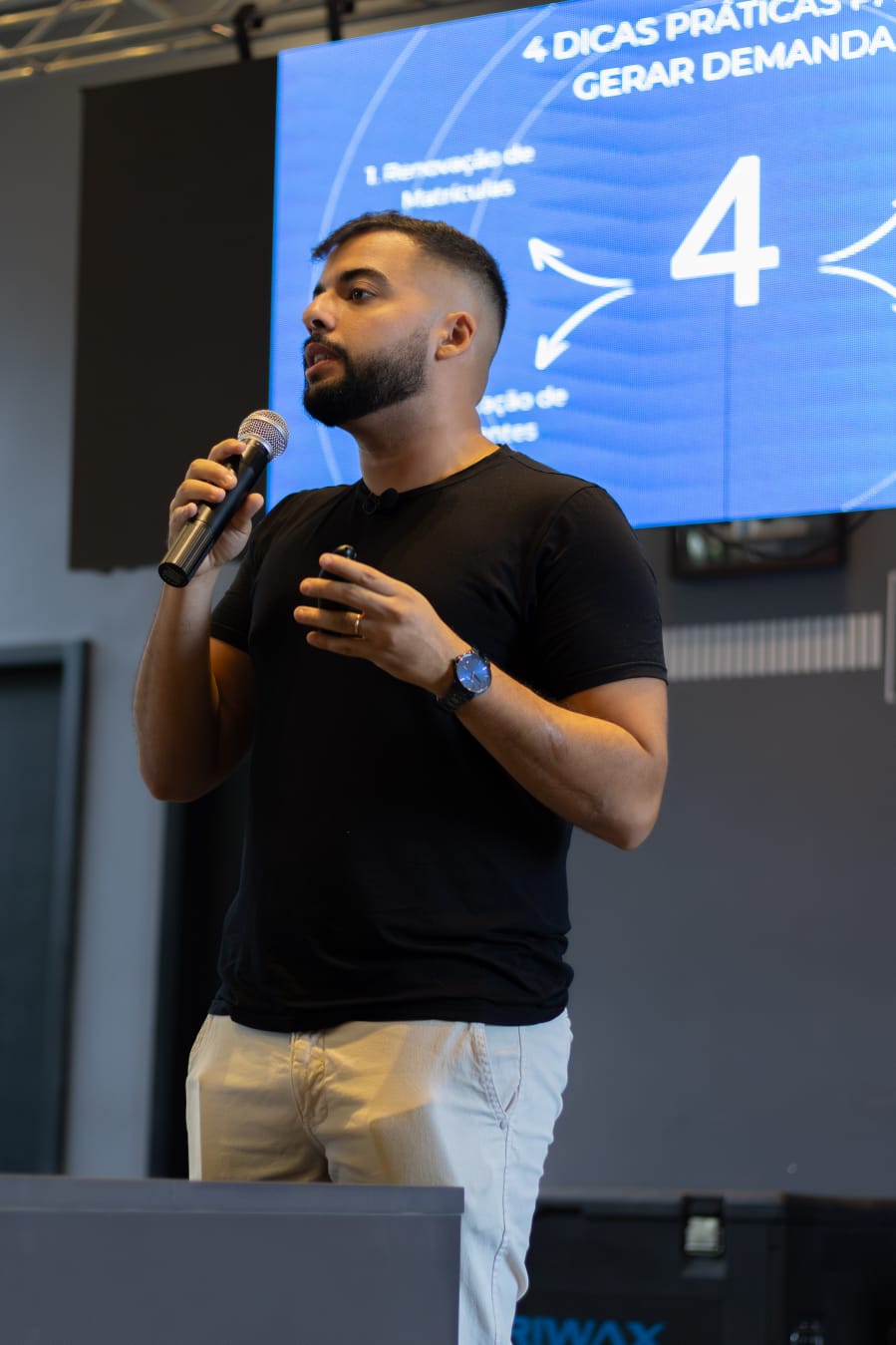João Garcia palestrando sobre geração de demanda para vendedores